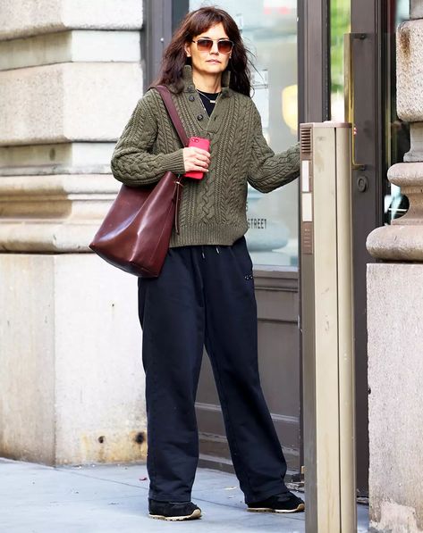 Katie Holmes' Chunky Cable Knit Sweater Is a Must-Have Fall Staple Cable Knit Outfit, Cable Knit Sweater Outfit, Katie Holmes Style, Street Style Nyc, Knit Sweater Outfit, Chunky Cable Knit Sweater, Comfortable Pants, Chunky Cable Knit, Fall Sweater