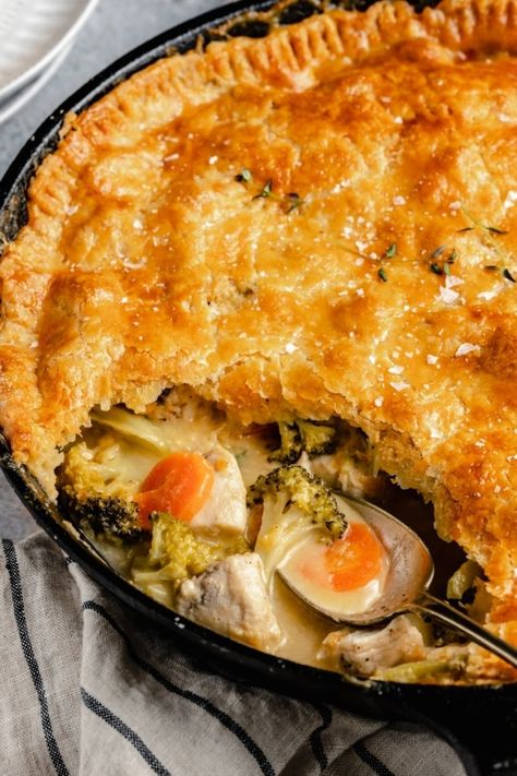 Incredible cheddar broccoli chicken pot pie with an easy, homemade crust that will literally blow ya mind! This delicious broccoli cheese chicken pot pie recipe has a lightened up cheese sauce and is packed with protein & veggies for a comforting dinner the whole family will love. #dinner #chicken #chickenpotpie #comfortfood Broccoli Cheese Chicken, Broccoli Cheddar Chicken, Cheddar Broccoli, Chicken Broccoli Cheese, Delicious Broccoli, Homemade Crust, Comforting Dinner, Chicken Pot Pie Recipe, Broccoli Chicken