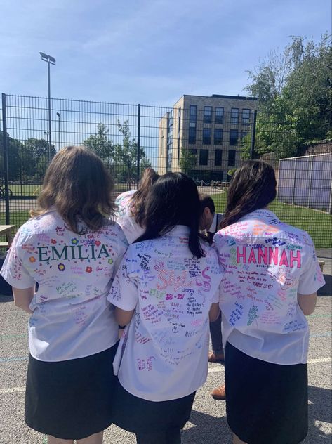 Signed Shirts School, End Of Year Signing Ideas, Last Day Of School Ideas With Friends, Signing Shirts School, Last Day Of School Pictures Friends, Leavers Shirts Aesthetic, School Leavers Shirt Signing Ideas, High School Leavers Shirts, Y11 Leavers Shirts