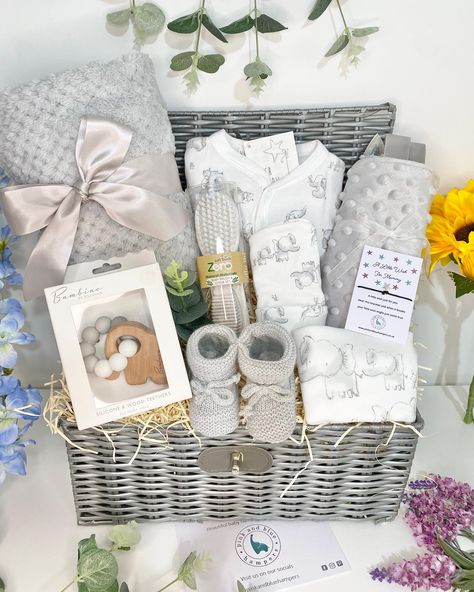 Beautiful Baby shower hampers at www.pinkandbluehampers.co.uk 🤍 Baby Boy Gift Baskets, Unisex Baby Gifts, Mum To Be, Baby Shower Gift Basket, Baby Gift Hampers, Giraffe Baby, Cadeau Baby Shower, Baby Hamper, Baby Baskets