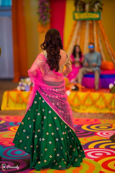 Light Lehengas - Green Lehenga with Golden Embroidry, a Gold Choli and a Net Pink Dupatta | WedMeGood #wedmegood #indianbride #indianwedding #lehenga #choli #mehendioutfit #bridal Trendy Bridal Lehenga, Pink Ideas, Mehndi Outfit, Pink Dupatta, Half Saree Lehenga, Lehnga Dress, Modern Saree, Green Lehenga, Half Saree Designs