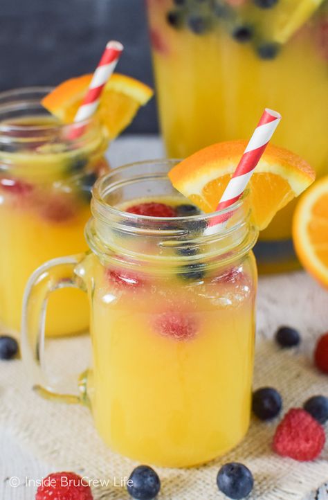 This Pineapple Orange Punch is made with fruit juice, Sprite and fresh fruit. It is the perfect non-alcoholic drink for parties or dinner. Pineapple Orange Punch, Orange Punch Recipes, Night Hangout, Nonalcoholic Party Drinks, Party Punches, Orange Punch, Fruit Juice Recipes, Punch Drinks, Mint Lemonade