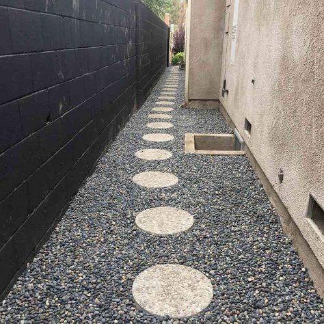 Rock Garden With Pavers, Side Yard Landscaping Arizona, Side Yard Walkway Ideas Cheap, Rock Side Yard, Side Of House Walkway Ideas, Small Parking Area Ideas, Small Side Yard Ideas Between Houses, Side Yard Gravel, Sideyard Pathway Walkways