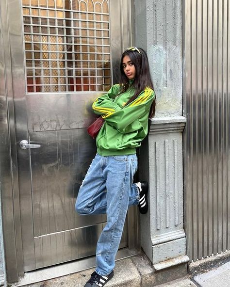 Cool College Outfits, Adidas Jacket Outfit, Sweat Vintage, Chica Cool, College Outfit, Outfit Streetwear, Instagram Jewelry, Streetwear Mode, Outfits Streetwear