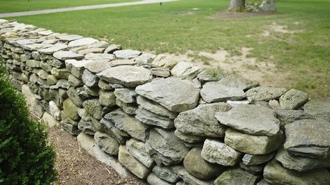 Dry Stack Fieldstone Wall Ideas That Will Charm Any Home Diy Stacked Stone Garden Wall, Dry Stacked Stone Wall, Dry Stack Stone Wall, Stack Stone Wall, Stone Garden Wall, Fieldstone Wall, Stacked Stone Wall, Dry Stack Stone, Stacked Stone Walls