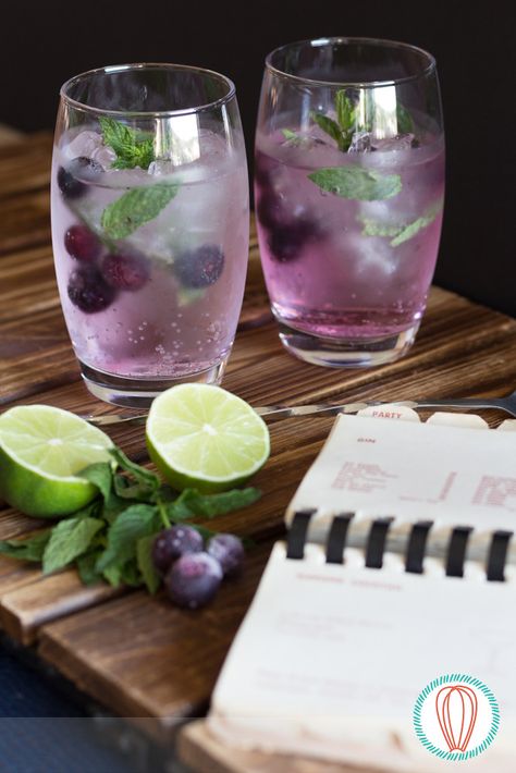 Happy Hour: Blueberry & Mint Gin Cocktail | The Foodies' Kitchen Cocktail Blueberry, Blueberry Mojitos, Cocktail Fruit, Mint Cocktails, Blueberry Mojito, Blueberry Mint, Gin Cocktail Recipes, Mojito Recipe, Blueberry Recipes