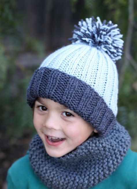 Beginner Easy Ribbed Pom Hat Free Knitting Patterns For Childrens Hats, Children’s Knitted Hat Patterns, Child Hat Knitting Pattern, Easy Knit Hat, Beanie Knitting Patterns Free, Beanie Hat Pattern, Baby Hat Knitting Pattern, Knitting Hat, Knitting Hats