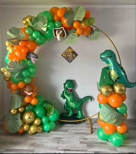 Dinosaur Balloon Decorations, Escudo Paw Patrol, Dino Decorations, Dinosaur Birthday Party Decorations, Dinosaur Balloons, Boys First Birthday Party Ideas, Unicorn Birthday Cake, Dinosaur First Birthday, Baby Ball