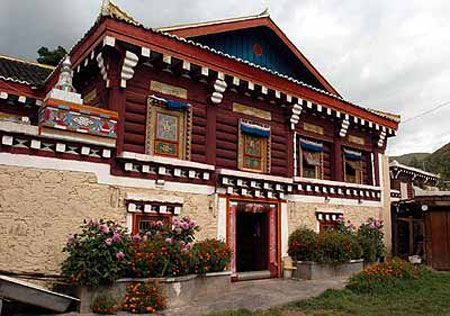 Tibetan-style houses embellish Sichuan CCTV-International Tibetan House, Mc Houses, Tibetan Architecture, Tibetan Monastery, Environment Photography, Background Scenery, Architecture Styles, House Redesign, House Exterior Paint