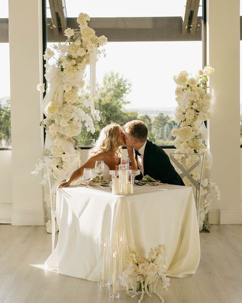 ⁣ love a good sweetheart table shot ✨⁣ ⁣ photographer— @kaitlyn.mariephoto venue—⁣ @theoaksplumcreek #wedding #weddinginspiration #weddingdecor #weddingflowers #weddingflorist #coloradowedding #coloradoweddingflorist #florist #reception #weddingreception #sweethearttable Simple Sweetheart Table Flowers, Sweetheart Table Romantic, Square Sweetheart Table Wedding, Couch Sweetheart Table, Bride And Groom Sweetheart Table, Round Sweetheart Table Decor, Simple Sweetheart Table Backdrop, Sweetheart Table Elegant, Sweetheart Table Minimalist