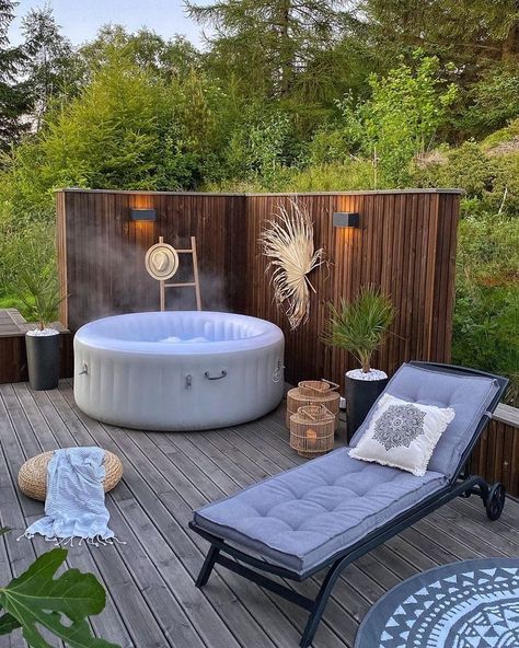 Whirpool Outdoor, Coin Spa, Whirlpool Deck, Deco Spa, Hot Tub Landscaping, Hot Tub Patio, Small Backyard Design Layout, Outdoor Hot Tub, Backyard Design Ideas Budget