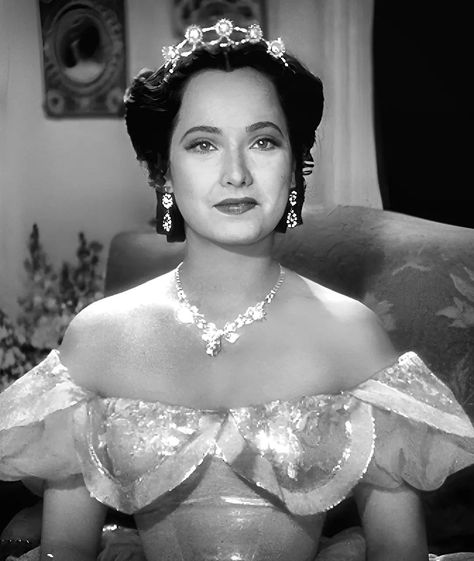 #🌼 Merle Oberon #🎥 "Wuthering Heights" (1939) #😢 #merleoberon #beautyqueen #actress #iconicmovies #hollywoodhistory #wutheringheights #1939 #oldhollywoodglamour #🕊 Merle Oberon, Wuthering Heights, Old Hollywood Glamour, Iconic Movies, Beauty Queens, Hollywood, Actresses, Photography