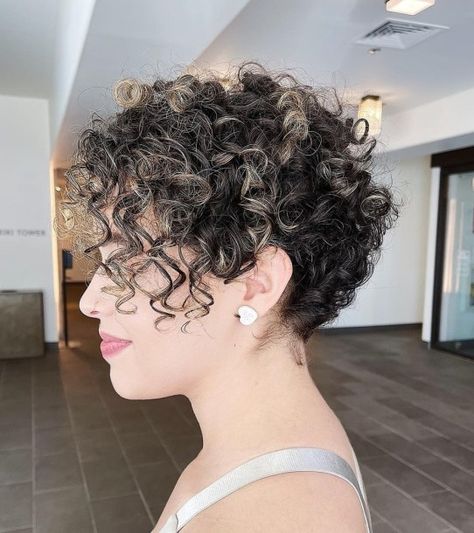 Highlighted Pixie for Natural Curly Hair Pixie Cut Curly Hair, Pixie Cut With Highlights, Wedge Haircut, Short Curly Hairstyles For Women, Curly Pixie Hairstyles, Curly Pixie Haircuts, Wedge Hairstyles, Hairstyles Pictures, Curly Pixie Cuts