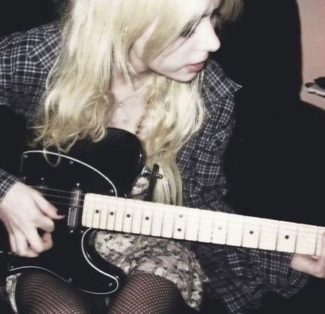 Avril Lavigne photo🥰 Taylor Momsen, Blonde Hair, Electric Guitar, A Woman, Tights, Guitar, Couch, Blonde, Hair