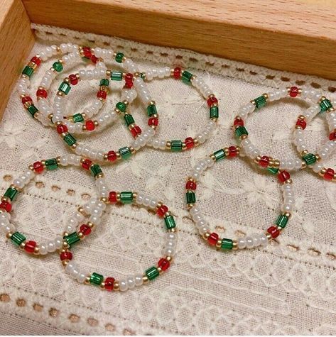 Xmas Beads, Diy Beaded Rings, Bracelet Craft Diy, Bead Charms Diy, Beaded Necklace Diy, Diy Bracelets Patterns, Christmas Bead, Buy Bead, Christmas Bracelet