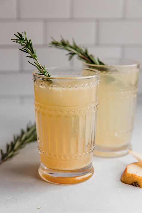 Half Baked Harvest Mocktail, Honey Ginger Mocktail, Gut Healthy Mocktail, Pear Mocktail Recipe, Aip Desert, Aesthetic Mocktails, Herbal Mocktails, Fancy Non Alcoholic Drinks, Pear Mocktail