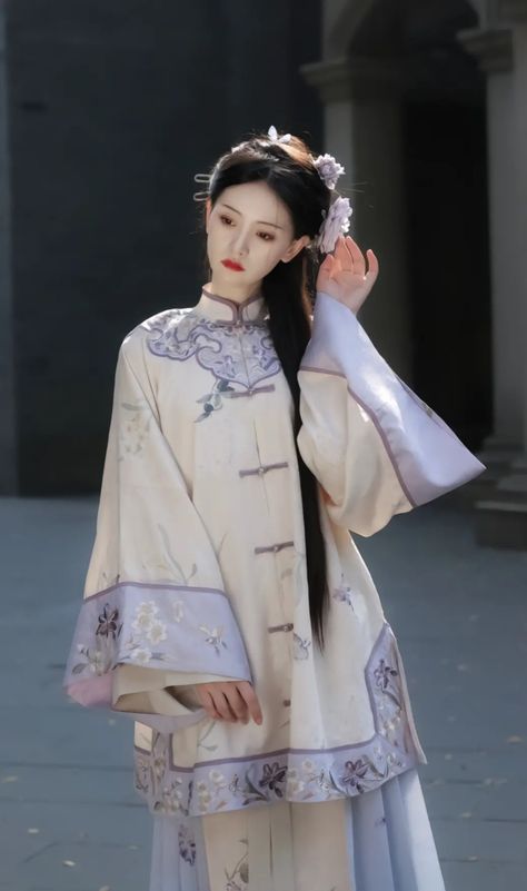 Qing Dynasty Hanfu, Mongolian Outfit, Hairstick Hairstyles, Velvet Spider, Qing Dynasty Fashion, Qing Dynasty Clothing, Chinese Clothing Traditional, Dynasty Outfits, Ancient Chinese Clothing