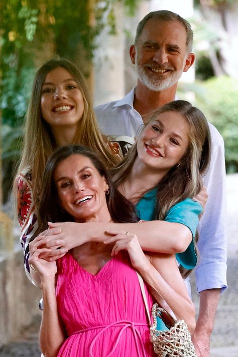 King Felipe VI, Queen Letizia , Princess leonor and Infanta Sofia visited Jardines de Alfàbia Leonor Princess Of Asturias, Princess Of Spain, Spanish Royalty, Princess Leonor, Spanish Royal Family, Summer Photoshoot, European Royalty, Don Juan, Queen Letizia