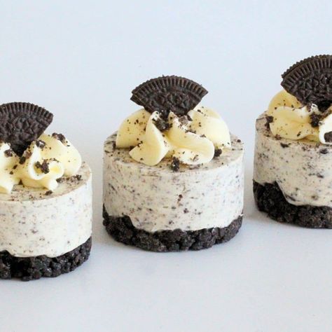 Make Mini Cookies and Cream Cheesecakes for any occasion. The simplicity of the recipe and mini size is perfect for portion control. Cupcake Savvy, Oreo Cream Cheese, Pastries Recipes Dessert, Pastries Recipes, Cookies And Cream Cheesecake, Oreo Cream, Coconut Cheesecake, Beach Food, Chocolate Chip Cheesecake