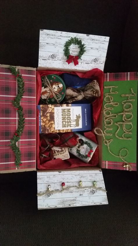 Christmas gift box for long distance friendships and relationships! Long Distance Christmas Ideas, Long Distance Friendship Gift Ideas, Long Distance Christmas Gifts, Christmas Box Ideas For Boyfriend, Birthday Box Ideas For Boyfriend, Box Ideas For Boyfriend, Birthday Box Ideas, Boyfriend Christmas Diy, Sister Gifts Diy