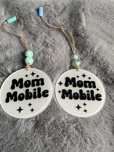 Acrylic Car Charm Ideas, Mama Keychain Acrylic, Car Charms Diy, Acrylic Ornaments Vinyl, Acrylic Car Charms, Car Ornaments Diy, Cricket Joy Projects Craft Ideas, Mom Mobile, Projet Cricut