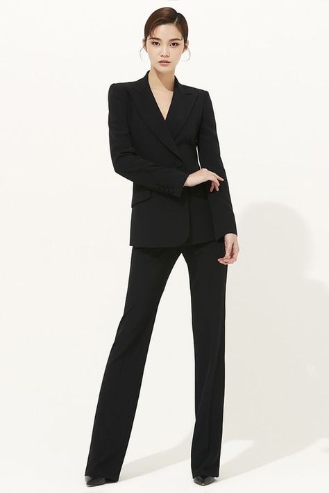 Powersuits Women, Fashion Model Poses, Business Portrait, Power Dressing, Minimal Outfit, Mode Casual, Black Suit, 가을 패션, Professional Outfits