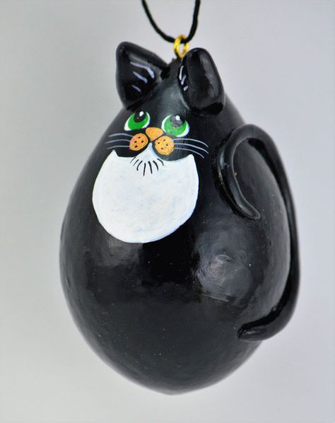 Tuxedo Cat, Egg gourd ornament, Gourdament, Black and white cat, hangi – Gourdaments Cat Gourd, Kanban Crafts, Gourd Ornaments, Cat Egg, Halloween Gourds, Gourds Birdhouse, Decorative Gourds, Hand Painted Gourds, Cat Christmas Ornaments