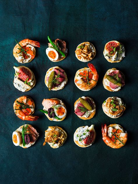 Blinis toppings Blinis Toppings, Vegetarian Canapes, Ricotta Cream, Canapes Recipes, Whipped Ricotta, Elegant Appetizers, Nutritional Snacks, Fig Recipes, Party Snack