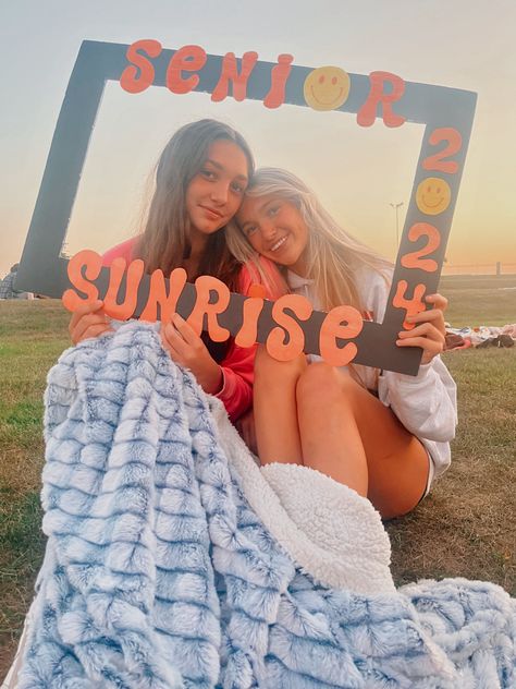 Senior Sunrise Frame Ideas, Senior Sunrise Picture Frames, Senior School Activities, Senior Sunrise Photo Frame, Senior Sunrise Aesthetic, Senior Sunset Ideas High School, Senior Sunrise Pictures, Senior Year Vision Board, Senior Year Aesthetic 2025