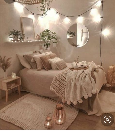 Minimal Pink Bedroom, Cute Wall Colors, Beige Aesthetic Room Ideas, Neutral Teen Girl Bedroom, Bedroom Ideas For Small Rooms Cozy Cheap, Wood Aesthetic Bedroom, Room Ideas Beige, Cream Bedroom Ideas, Neutral Room Decor