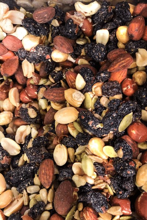 Homemade trail mix filled with nuts and dried fruit Nuts And Dried Fruit, Homemade Trail Mix, Snack Attack, Healthy Snacks Easy, Delicious Snacks Recipes, Healthy Easy, Trail Mix, Healthy Sweets, Dried Fruit