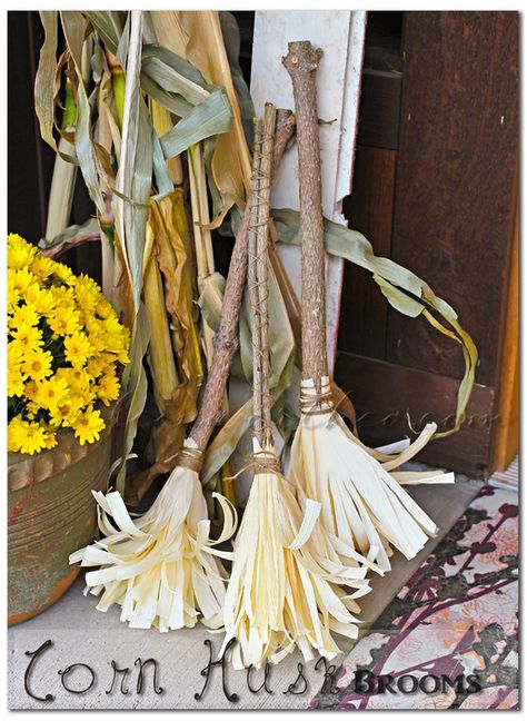 DIY Corn Husk Brooms for a fall decoration! So cute! Corn Husk Crafts, Corn Husk Wreath, Halloween Decoration Ideas, Halloween Diy Outdoor, Hallowen Ideas, Fun Fall Crafts, Cute Diy Projects, Fun Halloween Crafts, Halloween Decorations Diy Outdoor