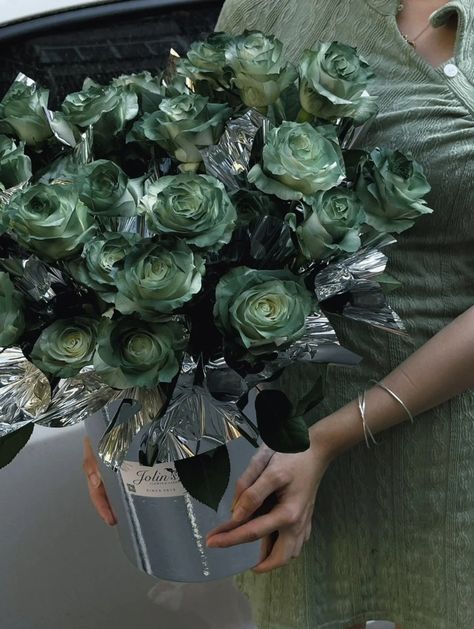 Dark Green Flower Bouquet, Dark Green Flowers Aesthetic, Black And Green Flowers, Green Flowers Aesthetic, Green Flower Bouquet, Dark Green Flowers, Green Roses, Boquette Flowers, Image Swag