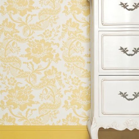 Yellow wallpaper n baseboard Coloured Skirting Boards, Modern Living Room Colors, Living Room Color Combination, Painting Baseboards, Pop Colour, Luxurious Wallpaper, Room Color Combination, Farrow & Ball Wallpaper, Plant Room