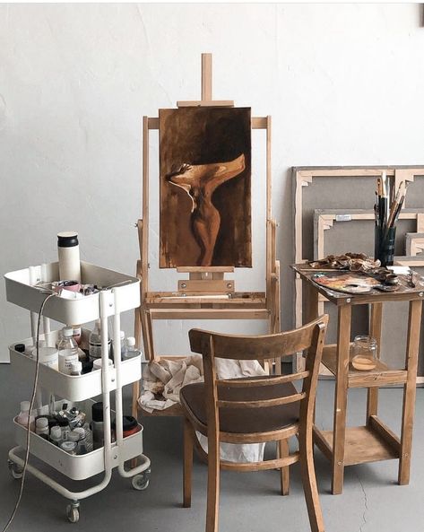 Mini Art Studio Ideas, Taboret Artist, Parisian Art Studio, Painter Studio Workspaces, Painting Set Up Aesthetic, Artist Corner Ideas, Painting Area Ideas, Small Painting Studio, Art Studio Set Up