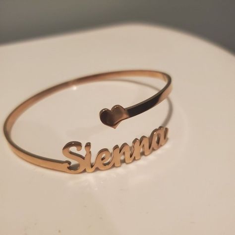 If you're looking for a thoughtful and unique gift for your best friend, look no further than our personalized jewelry! Our special pieces are sure to make your friend feel special and loved, and they're perfect for any occasion! Nameplate Bracelet, Islamic Jewelry, Quinceanera Hairstyles, Gift Box Design, Platinum Rose Gold, Online Closet, Jewelry Bracelets Gold, Letter Bracelet, Bracelets Gold