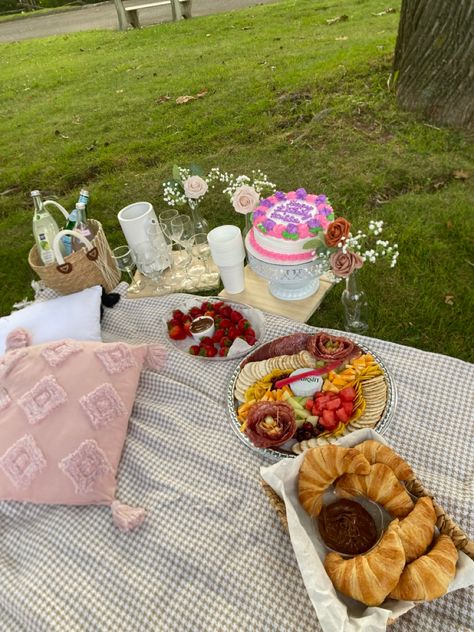 Birthday picnic at the park Picnic food ideas Garden party #picnicideas #gardenparty #birthdaypartyideas #easyrecipes #softgirlaesthetic Picnic Park Ideas, Park Picnic Ideas Friends, Park Picnic Birthday Party Ideas, Garden Picnic Birthday, 25th Birthday Picnic, Park Bday Party Ideas, Garden Picnic Aesthetic, Park Picnic Ideas, Picnic At Park