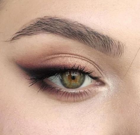 10 Inspo Makeup Looks To Step Up Your Makeup Game - Society19 UK Natural Eye Makeup Remover, Teknik Makeup, Bentuk Alis, Latest Makeup Trends, Smink Inspiration, Beauty Make-up, Braut Make-up, Makijaż Smokey Eye, Makeup Hacks