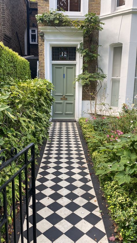 Victorian House Garden Ideas, Terrace Porch Ideas, London Townhouse Backyard, Victorian Terrace Porch, London Flat Exterior, Front Patio Ideas Entryway, Victorian Style Garden, London Front Garden, Townhouse Front Porch Ideas