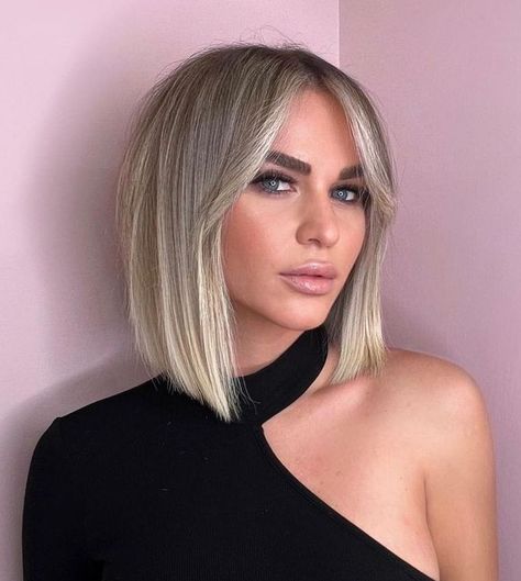 Straight Blonde Bob with Root Melt Platinum Balayage Bob, Beige Blonde Hair Color, Blonde Balayage Bob, Straight Bob Hairstyles, Balayage Bob, Ash Blonde Balayage, Blonde Bob Hairstyles, Ash Blonde Hair, Short Hair Balayage