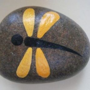 The painted rocks phenomenon is a family-friendly activity that is fun, cheap and a great way to keep the kids entertained over summer break or after school. Why? The purpose of this phenomenon is to bring a little happiness to others and be part of a community. It’s nice to know that someone out there … Diy Pebble Art, Rock Painting Flowers, Rock Painting Tutorial, Painted Rock Animals, Art Pierre, Stone Art Painting, Painted Rocks Kids, Painted Rocks Craft, Painted Rocks Diy