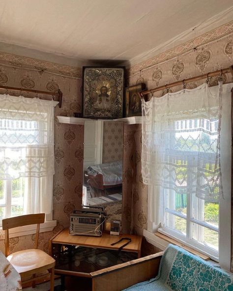 Balkan House Interior, Russian House Interior, Russian House, Russian Interiors, Lodge Homes, Romantic Bedroom, Granny Chic, Village Houses, Urban Photography