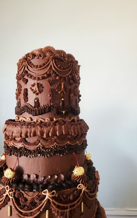 Chocolate Lambeth Cake, Traditional Wedding Cake Designs, Cake Designs Chocolate, Lambeth Wedding Cake, Vintage Chocolate Cake, Lambeth Cake, Cake Brown, Roblox Cake, Traditional Wedding Cake