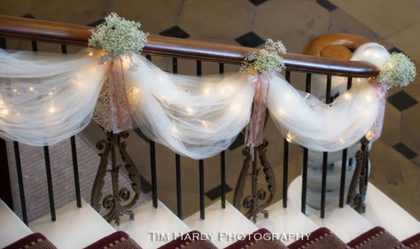 Wedding Staircase Decoration, Tulle Wedding Decorations, Wedding Stairs, Wedding Staircase, Tulle Lights, Diy Tulle, Balkon Decor, Wedding Colors Purple, Diy Wedding Backdrop