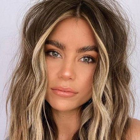 Short Brown Hair With Money Piece, Money Piece And Underneath Hair, Brown Hair Blonde Money Piece, Chunky Money Piece Hair, Money Peice Hair Ideas, Light Brown Hair With Money Piece, Dirty Blonde Hair With Money Piece, Peekaboo Balayage, Bold Money Piece Hair