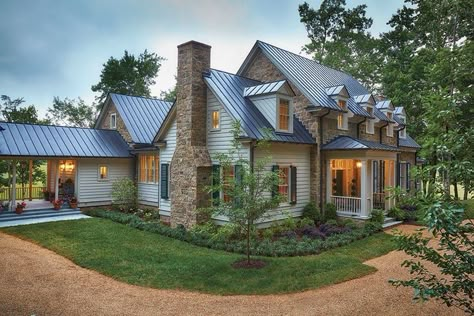 Modern Farmhouse Exterior Colors, Rustic Farmhouse Exterior, Farmhouse Exterior Colors, Farmhouse Exterior Design, Southern Living Homes, Casa Country, Southern House Plans, Casas Coloniales, Living Modern