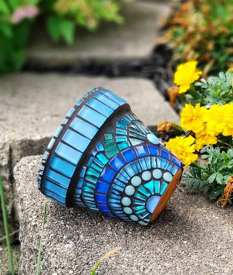 Diy Mosaic Plant Pot, Mosaic Garden Pots & Planters, Mosaic Flower Pots Terra Cotta, Mosaic Garden Pots, Mosaic Planters Flower Pots, Mosaic Pots Ideas, Mosaic Terra Cotta Pots, Flower Pot Mosaic, Mosaic Vases Ideas