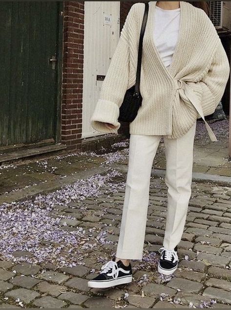 Oversized Cream Cardigan, Alba Galocha, Minimalist Moda, Look Winter, Cream Cardigan, Winter Mode, Looks Street Style, Mode Inspo, 가을 패션