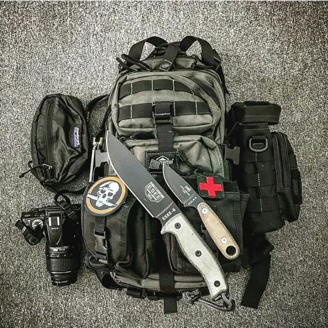 Molle Backpack Setup, Mochila Edc, Apocalypse Clothing, Tactical Bags, Survival Tent, Bug Out Gear, Molle Backpack, Army Gears, Edc Tactical