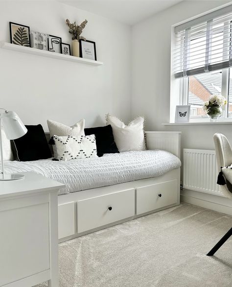 Box Guest Bedroom Ideas, Box Room Bedroom Office Ideas, Small Room With Daybed, Daybed Room Inspo Aesthetic, Day Bed Small Bedroom Ideas, Spare Bedroom With Office, Spare Room With Daybed, Spare Room Daybed, Home Office With Sofa Bed And Desk